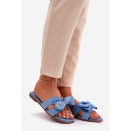 Les tongs plats des femmes avec un arc bleu 1