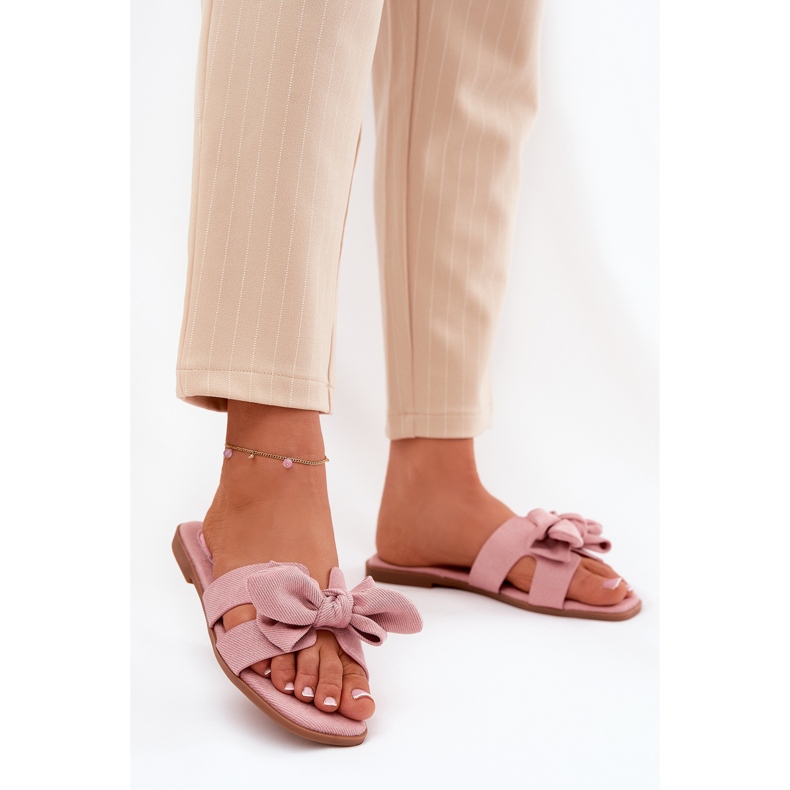 Les tongs plats des femmes avec un arc rose 2