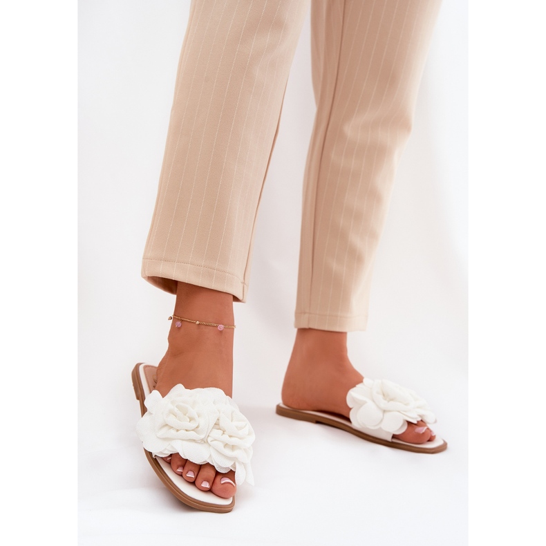 Les tongs pour femmes à thèmes à thèmes avec des fleurs décoratives blanches 2