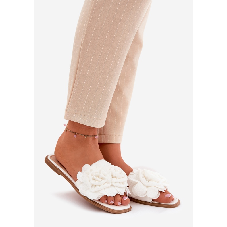 Les tongs pour femmes à thèmes à thèmes avec des fleurs décoratives blanches 1