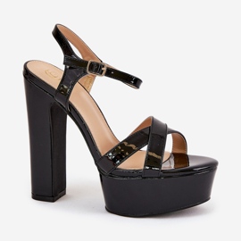 Sandales féminines sur un poteau élevé et une plate-forme laquée noire le noir 4