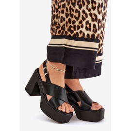 Sandales féminines sur le poteau et la plate-forme avec du cuir écologique noir 1