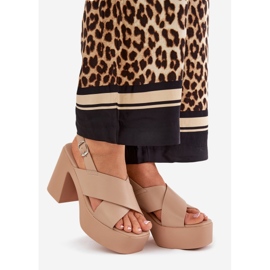 Sandales féminines sur le post et la plate-forme avec un kaki en cuir écologique beige 1