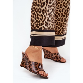 Les tongs des femmes peintes sont imprimées léopard bruns léopard 2 Les tongs des femmes peintes sont imprimées léopard bruns léopard 2