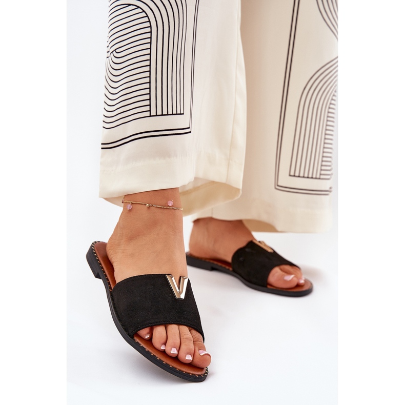 Les tongs pour femmes à thèmes plates avec des détails décoratifs noirs 2