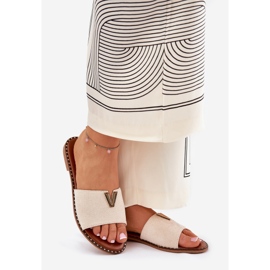 Les tongs pour femmes à thèmes plates avec des détails décoratifs beige 1 Les tongs pour femmes à thèmes plates avec des détails décoratifs beige 1