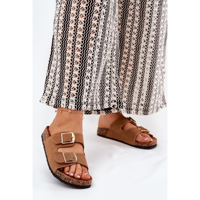 Les tongs pour femmes sur une plate-forme en liège avec des boucles d'or de chameau brun 2