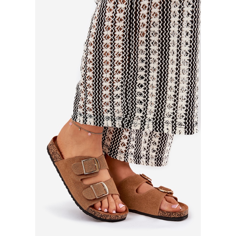 Les tongs pour femmes sur une plate-forme en liège avec des boucles d'or de chameau brun 1