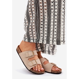 Les tongs pour femmes sur une plate-forme en liège avec des pinces dorées beige 1 Les tongs pour femmes sur une plate-forme en liège avec des pinces dorées beige 1