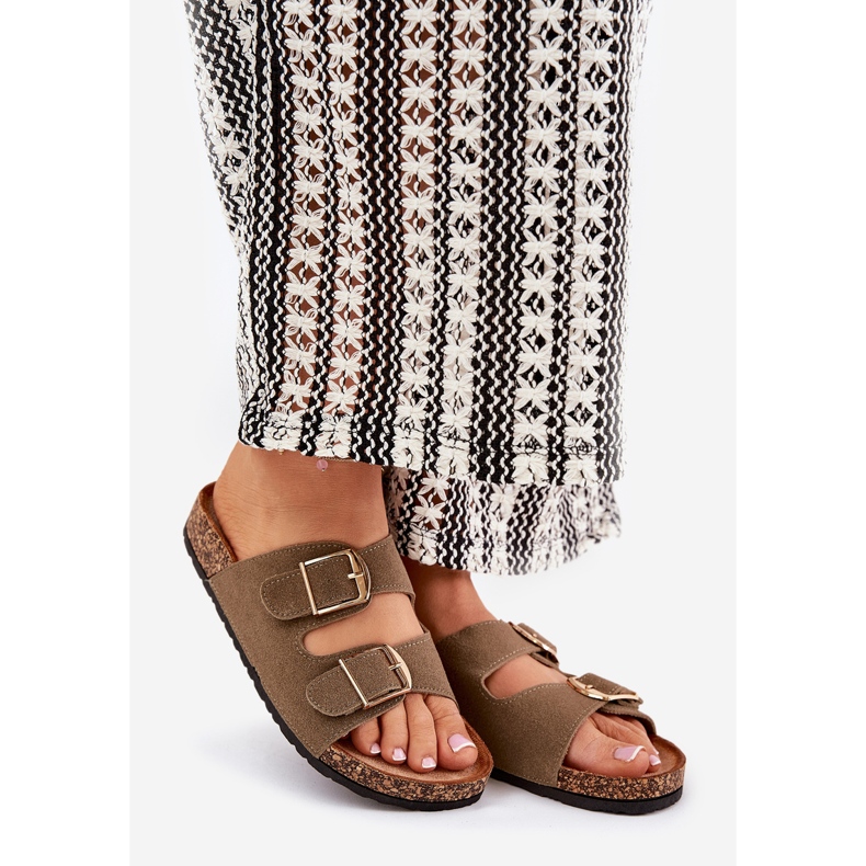 Les tongs pour femmes sur une plate-forme en liège avec des boucles dorées vert 1