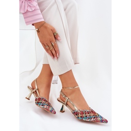 Talons hauts avec un bout pointu et un talon multicolore ouvert 6