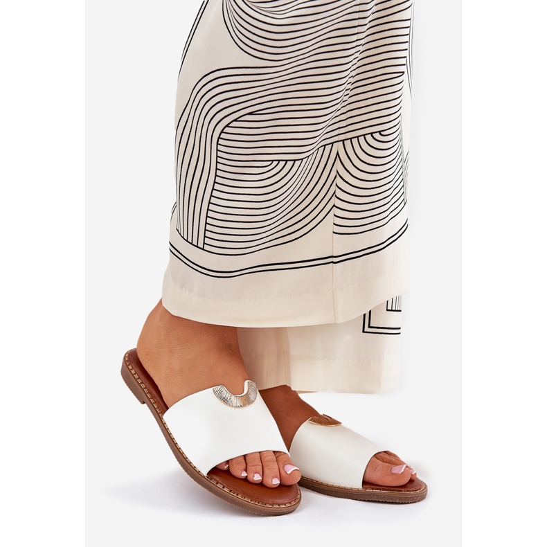 Slippers pour femmes en cuir eco avec des détails blancs décoratifs 1