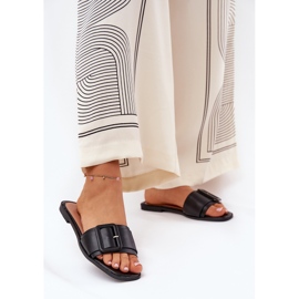 Slippers pour femmes en cuir écologique plat avec boucle noire 2 Slippers pour femmes en cuir écologique plat avec boucle noire 2