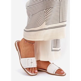 Slippers pour femmes en cuir écologique plat avec boucle blanche 1 Slippers pour femmes en cuir écologique plat avec boucle blanche 1