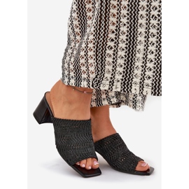 Les tongs des femmes avec des talons noirs 1