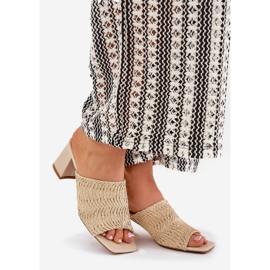 Les tongs des femmes avec des talons beige 1