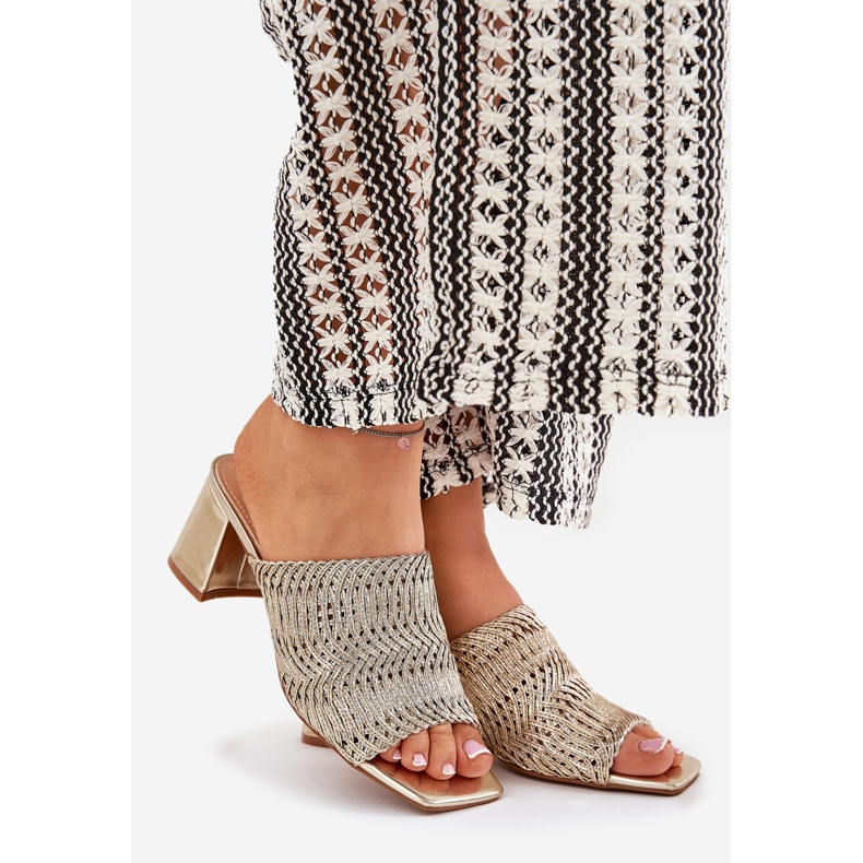 Les tongs des femmes avec des talons dorés 1