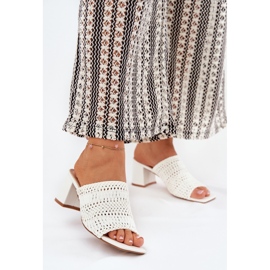 Les tongs des femmes avec des talons blancs 2