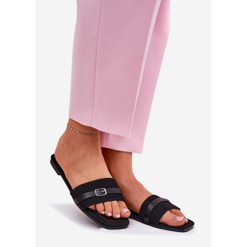 Les tongs plats des femmes avec ceinture et boucle noir 1 Les tongs plats des femmes avec ceinture et boucle noir 1