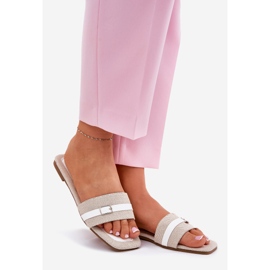 Les tongs plats des femmes avec une ceinture et boucle blanc beige et boucle 1 Les tongs plats des femmes avec une ceinture et boucle blanc beige et boucle 1