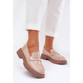Les mocassins de femmes ont été vernies avec une décoration beige 2 Les mocassins de femmes ont été vernies avec une décoration beige 2