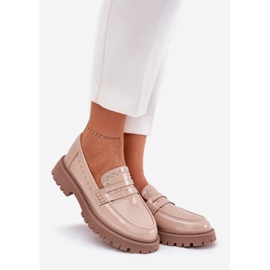 Les mocassins de femmes ont été vernies avec une décoration beige 1 Les mocassins de femmes ont été vernies avec une décoration beige 1