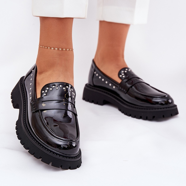 Les mocassins de femmes ont été vernies avec une décoration noire 2