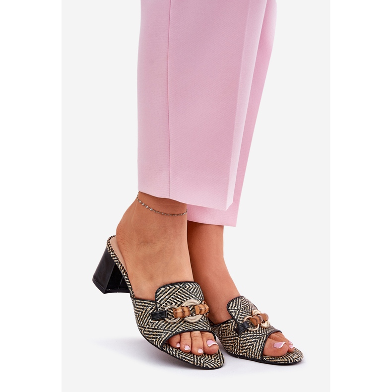 Talons des femmes avec une décoration noire le noir 1