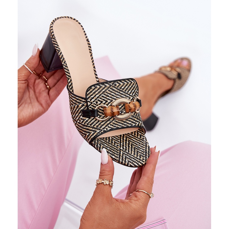 Talons des femmes avec une décoration noire le noir 2