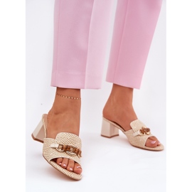 Talons des femmes avec une décoration beige 2 Talons des femmes avec une décoration beige 2