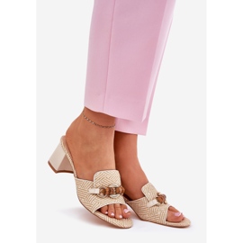 Talons des femmes avec une décoration beige 1 Talons des femmes avec une décoration beige 1