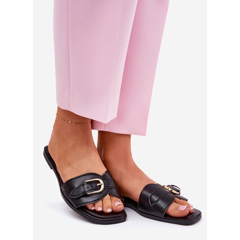 Les tongs plats des femmes avec une pince dorée noire le noir 1