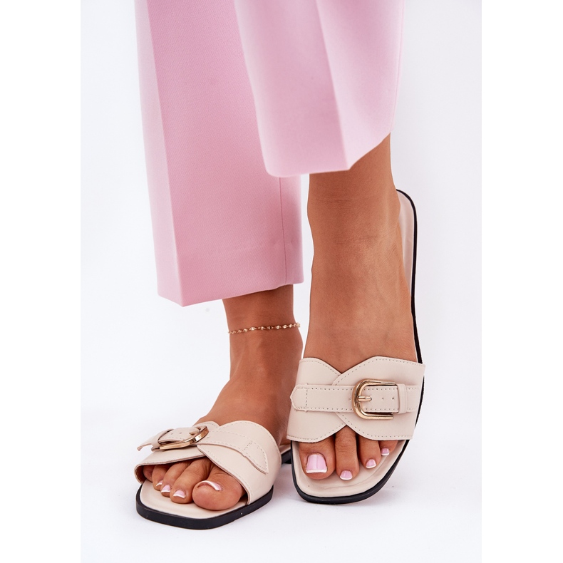 Les tongs plats des femmes avec une pince beige dorée 2