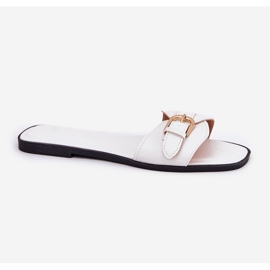 Les tongs des femmes plates avec une boucle dorée blanche 4