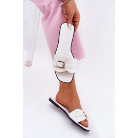 Les tongs des femmes plates avec une boucle dorée blanche 8