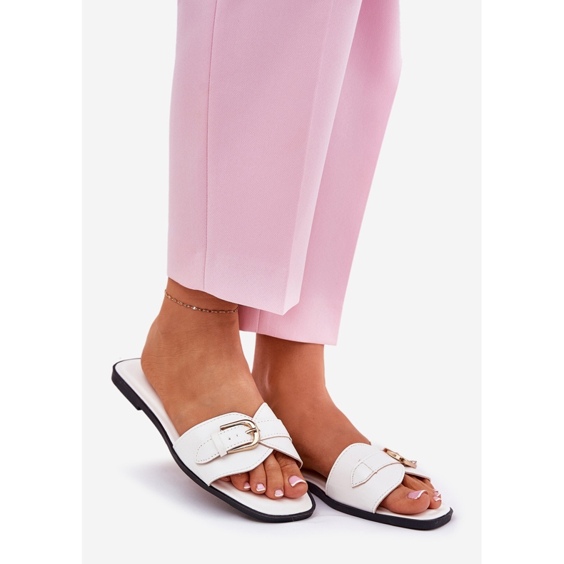 Les tongs des femmes plates avec une boucle dorée blanche 1