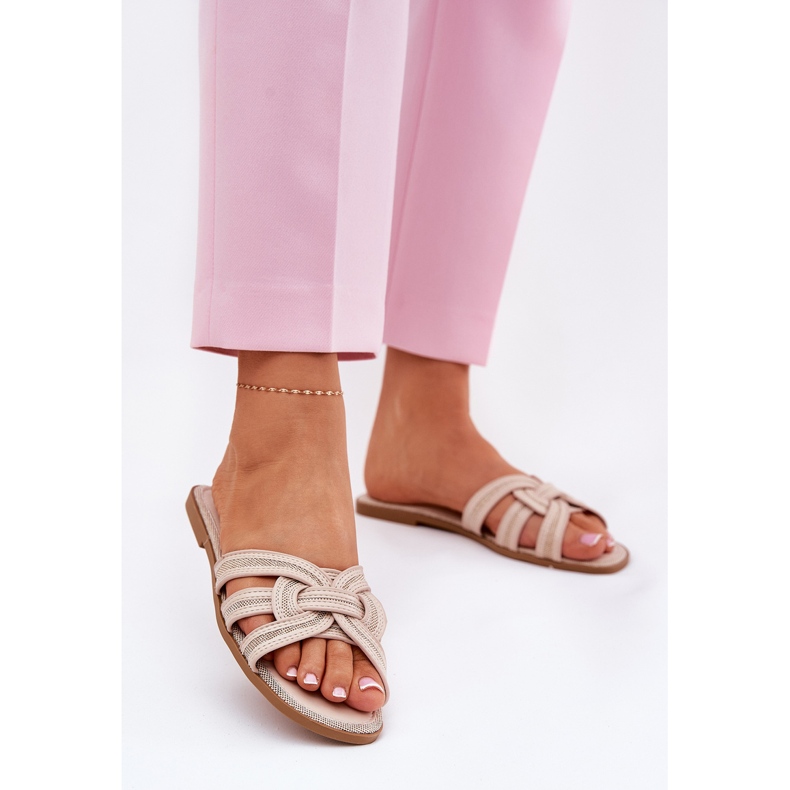 Les tongs plats des femmes avec des rayures écrasantes beiges 2