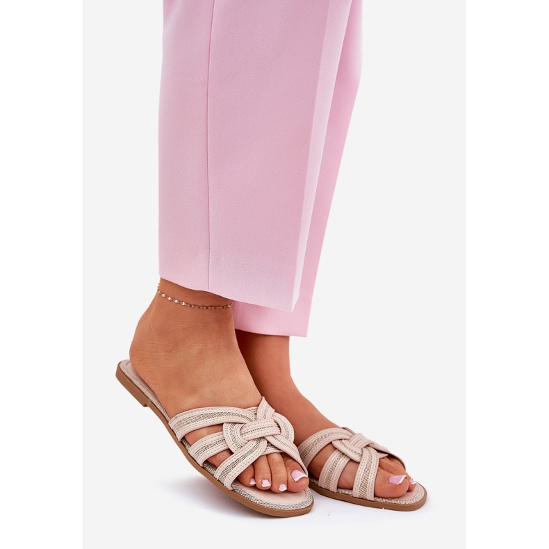 Les tongs plats des femmes avec des rayures écrasantes beiges 1