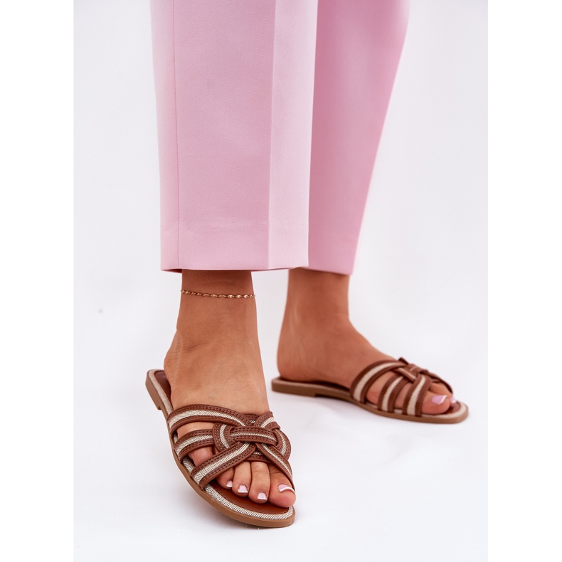 Les tongs plats des femmes avec des rayures brunes entrelacées 2