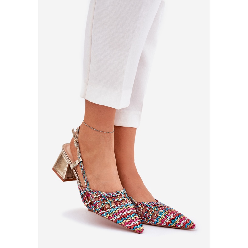 Sandales sur le poteau avec tresse et orteils marqués multicolores 1 Sandales sur le poteau avec tresse et orteils marqués multicolores 1