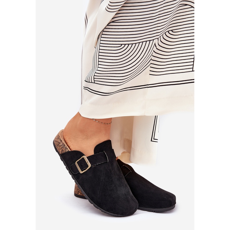 Slippers pour femmes et sur la plate-forme avec pince noire 1