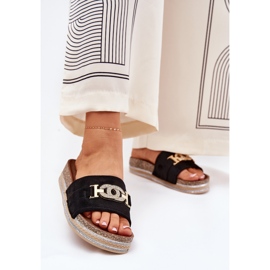 Les tongs pour femmes avec un détail doré sur la plate-forme avec du noir de Brocade le noir 2
