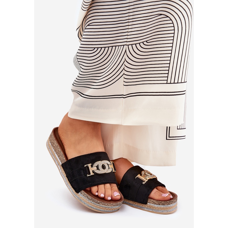 Les tongs pour femmes avec un détail doré sur la plate-forme avec du noir de Brocade le noir 1