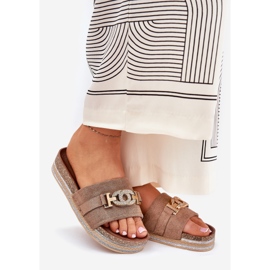 Slippers pour femmes avec un détail doré sur la plate-forme avec des paillettes kaki beige 1