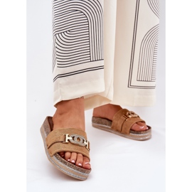 Les tongs pour femmes avec un détail doré sur la plate-forme de paillettes de chameau brun 2