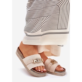 Les tongs pour femmes avec un détail doré sur la plate-forme avec des paillettes beige 1