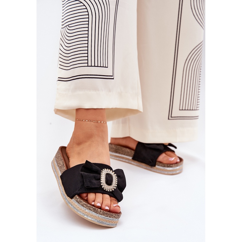 Les tongs pour femmes sur la plate-forme avec un arc et une broche décorative noire le noir 2 Les tongs pour femmes sur la plate-forme avec un arc et une broche décorative noire le noir 2