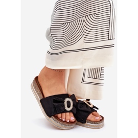 Les tongs pour femmes sur la plate-forme avec un arc et une broche décorative noire le noir 1 Les tongs pour femmes sur la plate-forme avec un arc et une broche décorative noire le noir 1