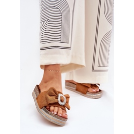 Les tongs pour femmes sur la plate-forme avec un arc et une broche de chameau décorative brun 2 Les tongs pour femmes sur la plate-forme avec un arc et une broche de chameau décorative brun 2