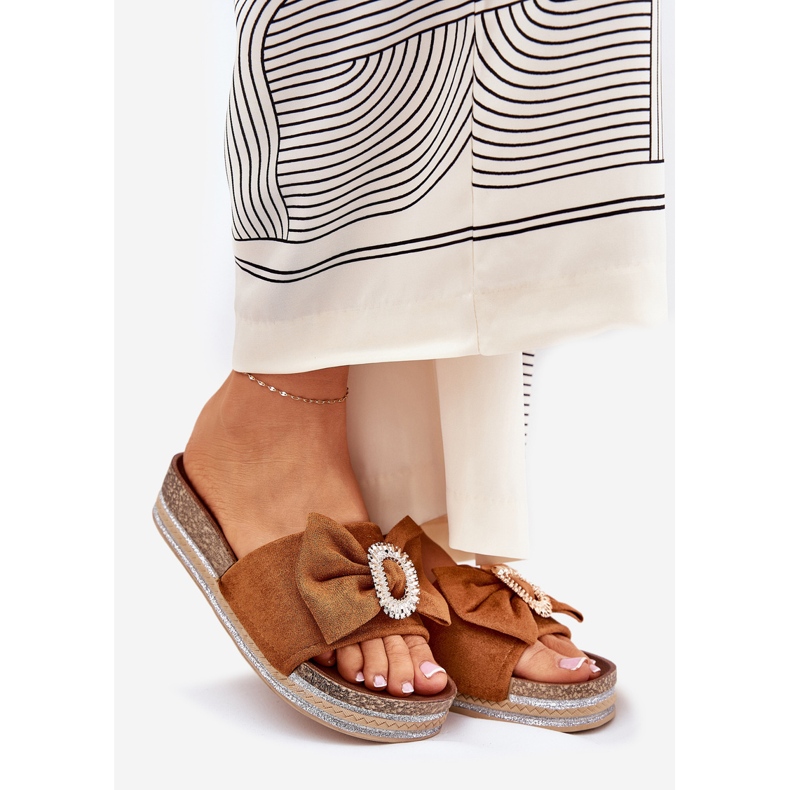 Les tongs pour femmes sur la plate-forme avec un arc et une broche de chameau décorative brun 1 Les tongs pour femmes sur la plate-forme avec un arc et une broche de chameau décorative brun 1